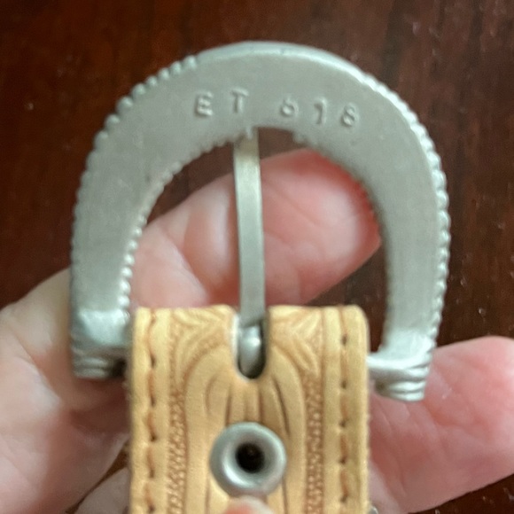 Beautiful leather embossed belt with silver detailed buckle. Excellent condition - Picture 2 of 6